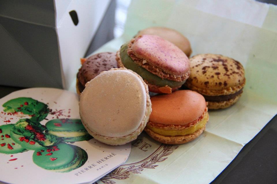 Travel Guide to Paris-macaroon-laduree